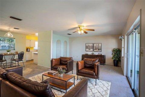 House in Winter Haven, Florida 4 bedrooms, 198.35 sq.m. № 1569933 - photo 16