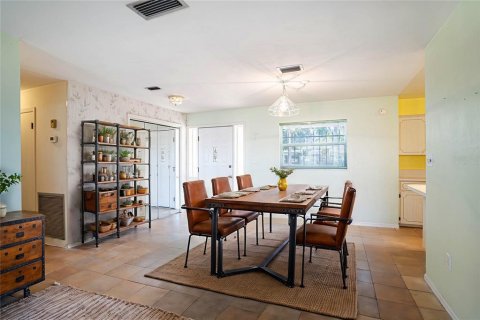 House in Winter Haven, Florida 4 bedrooms, 198.35 sq.m. № 1569933 - photo 9