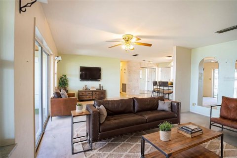 House in Winter Haven, Florida 4 bedrooms, 198.35 sq.m. № 1569933 - photo 15