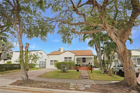 House in Miami, Florida 2 bedrooms, 137.4 sq.m. № 2009899