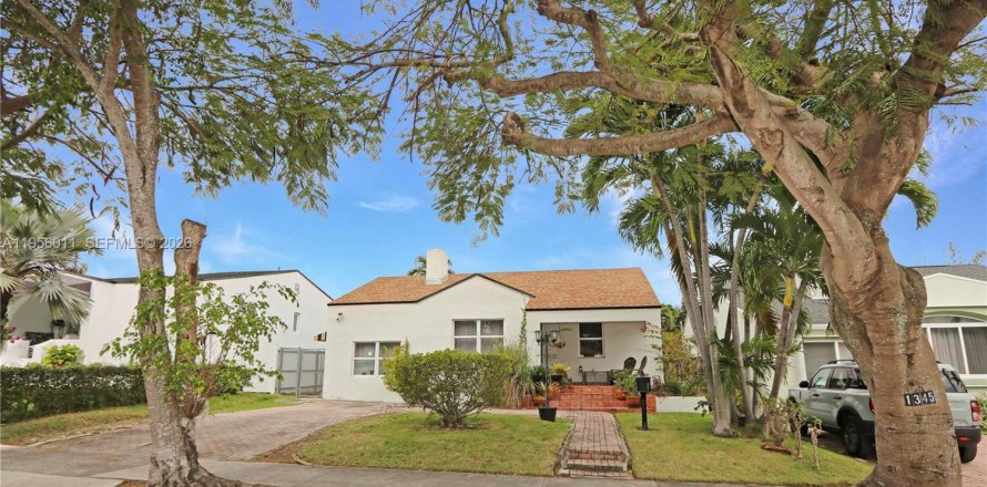 House in Miami, Florida 2 bedrooms, 137.4 sq.m. № 2009899