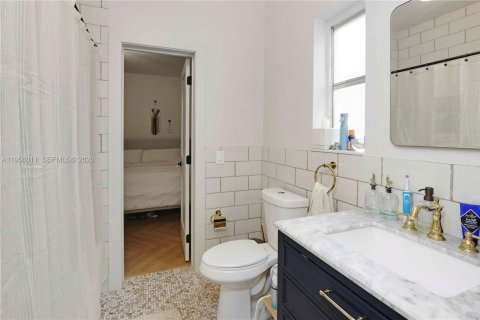 House in Miami, Florida 2 bedrooms, 137.4 sq.m. № 2009899 - photo 16