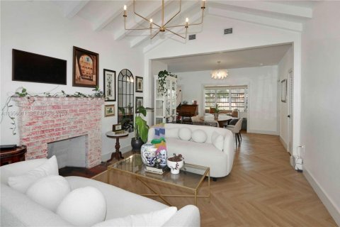 House in Miami, Florida 2 bedrooms, 137.4 sq.m. № 2009899 - photo 4