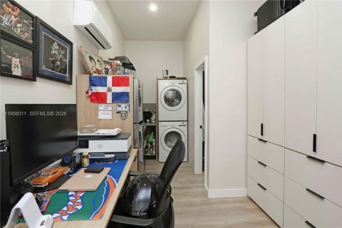 House in Miami, Florida 2 bedrooms, 137.4 sq.m. № 2009899 - photo 17