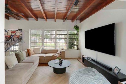 House in Miami, Florida 2 bedrooms, 137.4 sq.m. № 2009899 - photo 6