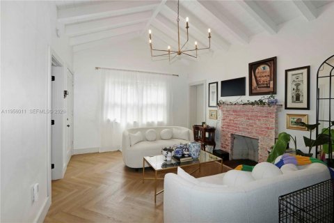 House in Miami, Florida 2 bedrooms, 137.4 sq.m. № 2009899 - photo 3