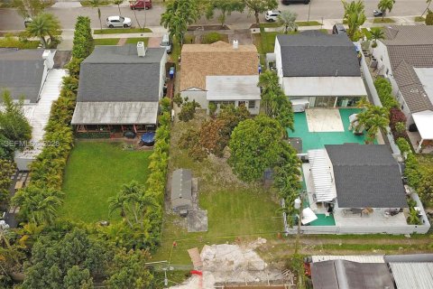 House in Miami, Florida 2 bedrooms, 137.4 sq.m. № 2009899 - photo 12