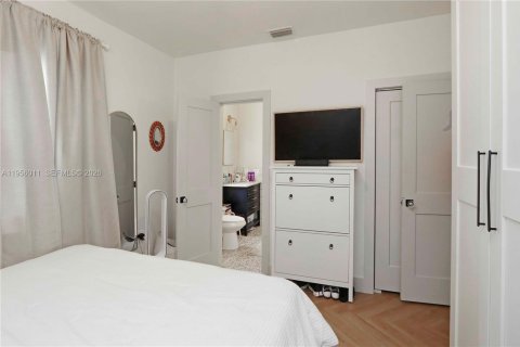 House in Miami, Florida 2 bedrooms, 137.4 sq.m. № 2009899 - photo 18
