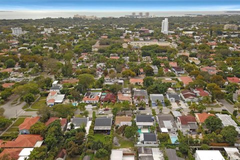 House in Miami, Florida 2 bedrooms, 137.4 sq.m. № 2009899 - photo 21