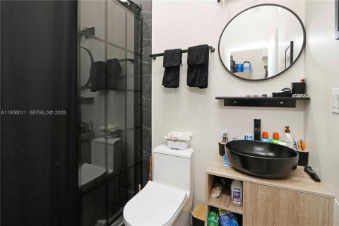 House in Miami, Florida 2 bedrooms, 137.4 sq.m. № 2009899 - photo 13