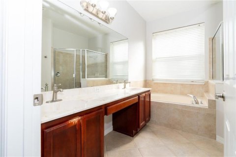 Casa en alquiler en Orlando, Florida, 3 dormitorios, 196.21 m2 № 1917497 - foto 13
