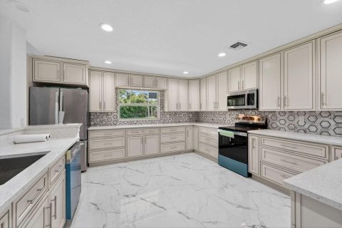 House in Port St. Lucie, Florida 4 bedrooms, 300.63 sq.m. № 2083247 - photo 13