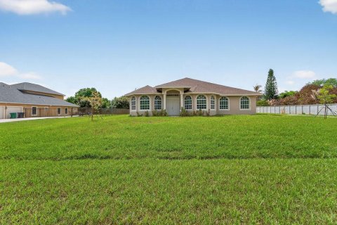 House in Port St. Lucie, Florida 4 bedrooms, 300.63 sq.m. № 2083247