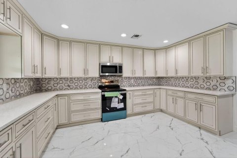House in Port St. Lucie, Florida 4 bedrooms, 300.63 sq.m. № 2083247 - photo 16