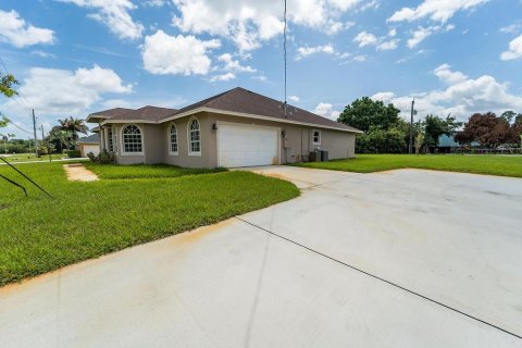 House in Port St. Lucie, Florida 4 bedrooms, 300.63 sq.m. № 2083247 - photo 3