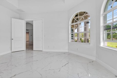 House in Port St. Lucie, Florida 4 bedrooms, 300.63 sq.m. № 2083247 - photo 10