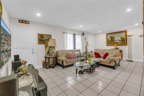 Casa en venta en Miami, Florida, 3 dormitorios, 130.06 m2 № 1828744 - foto 8