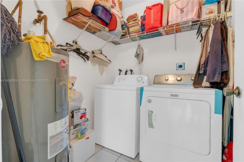 Casa en venta en Miami, Florida, 3 dormitorios, 130.06 m2 № 1828744 - foto 11