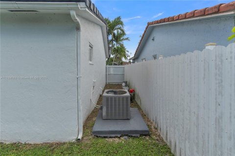Casa en venta en Miami, Florida, 3 dormitorios, 130.06 m2 № 1828744 - foto 25