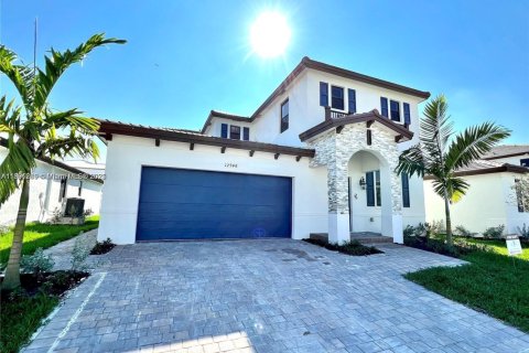 Casa en venta en Miami, Florida, 4 dormitorios, 291.62 m2 № 1937981 - foto 1