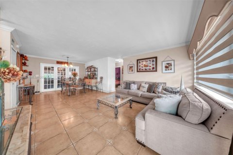 Villa ou maison à vendre à Miami Gardens, Floride: 3 chambres, 138.98 m2 № 1933137 - photo 3