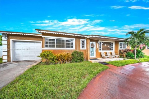 Villa ou maison à vendre à Miami Gardens, Floride: 3 chambres, 138.98 m2 № 1933137 - photo 1