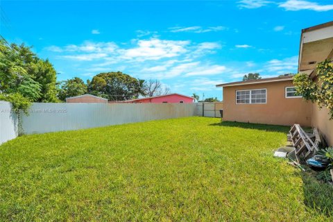 Villa ou maison à vendre à Miami Gardens, Floride: 3 chambres, 138.98 m2 № 1933137 - photo 25