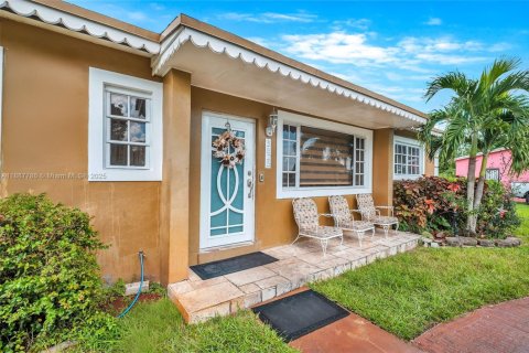 Villa ou maison à vendre à Miami Gardens, Floride: 3 chambres, 138.98 m2 № 1933137 - photo 2