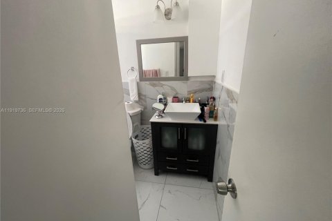 Commercial property in Hollywood, Florida 193.33 sq.m. № 2033712 - photo 11