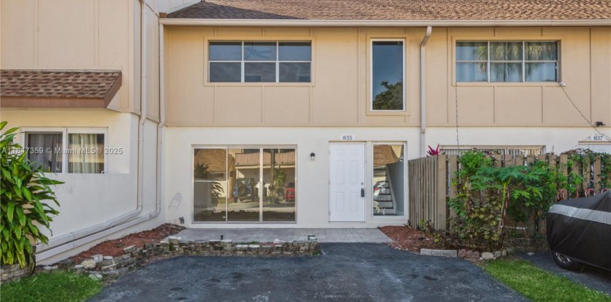 Townhouse in Plantation, Florida 3 bedrooms, 137.5 sq.m. № 1845586