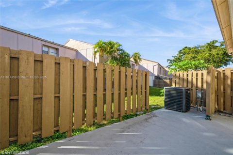 Townhouse in Plantation, Florida 3 bedrooms, 137.5 sq.m. № 1845586 - photo 17