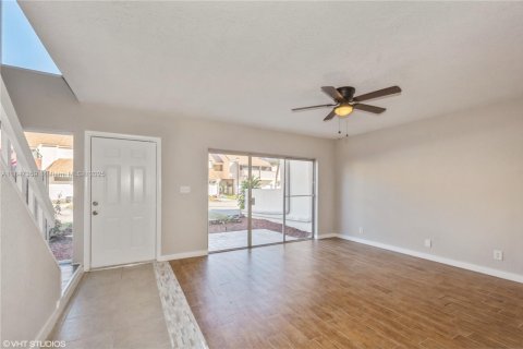 Townhouse in Plantation, Florida 3 bedrooms, 137.5 sq.m. № 1845586 - photo 2