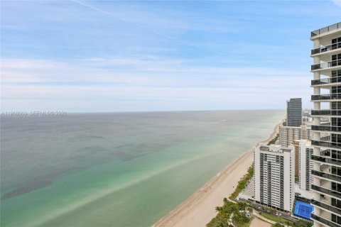 Condo in Hallandale Beach, Florida, 1 bedroom  № 2052848 - photo 12