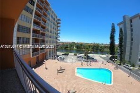 Copropriété à vendre à North Miami Beach, Floride: 1 chambre, 73.39 m2 № 1978914 - photo 2