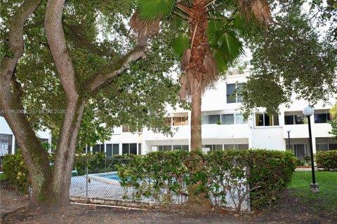 Снять в аренду кондоминиум в Майами, Флорида 2 спальни, 90.12м2, № 2045536 - фото 12