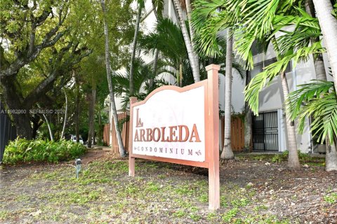 Снять в аренду кондоминиум в Майами, Флорида 2 спальни, 90.12м2, № 2045536 - фото 2