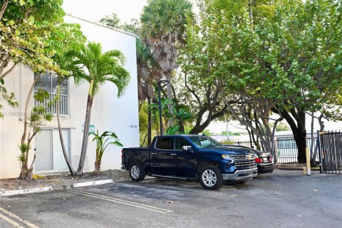 Снять в аренду кондоминиум в Майами, Флорида 2 спальни, 90.12м2, № 2045536 - фото 13