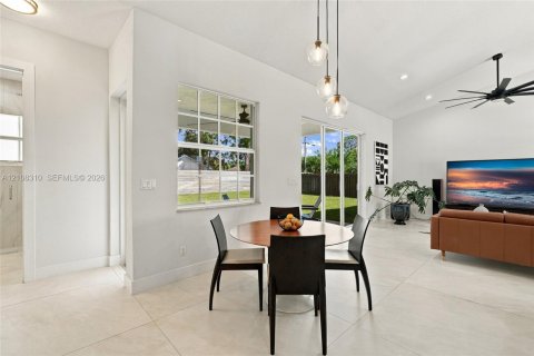 House in Port St. Lucie, Florida 4 bedrooms, 210.33 sq.m. № 2421264 - photo 27