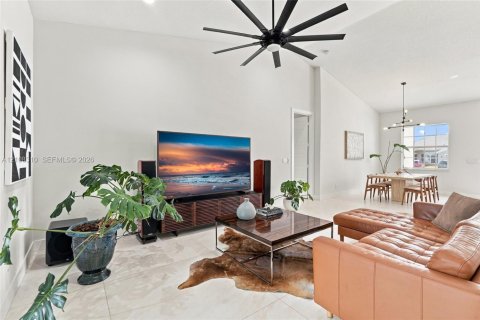 House in Port St. Lucie, Florida 4 bedrooms, 210.33 sq.m. № 2421264 - photo 16
