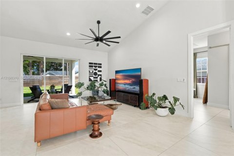 House in Port St. Lucie, Florida 4 bedrooms, 210.33 sq.m. № 2421264 - photo 12