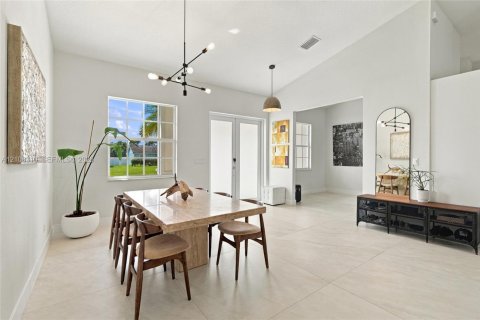 House in Port St. Lucie, Florida 4 bedrooms, 210.33 sq.m. № 2421264 - photo 8
