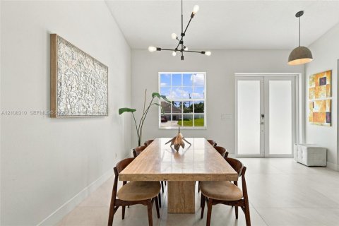 House in Port St. Lucie, Florida 4 bedrooms, 210.33 sq.m. № 2421264 - photo 9
