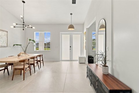 House in Port St. Lucie, Florida 4 bedrooms, 210.33 sq.m. № 2421264 - photo 5