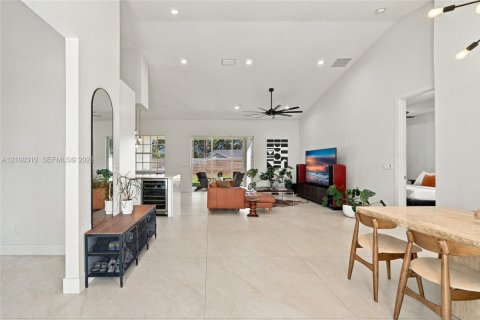 House in Port St. Lucie, Florida 4 bedrooms, 210.33 sq.m. № 2421264 - photo 4