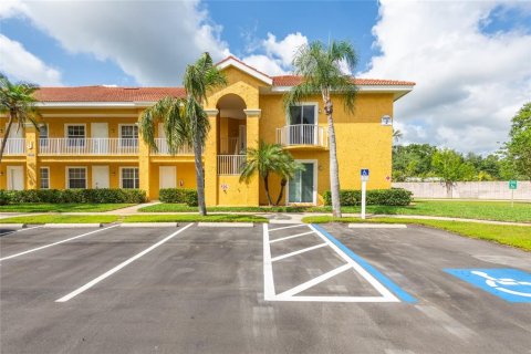 Condo in Land O' Lakes, Florida, 2 bedrooms  № 1658179 - photo 1