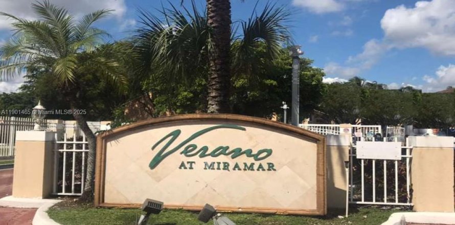 Condominio en Miramar, Florida, 2 dormitorios  № 1953171