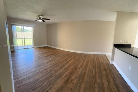 Condominio en alquiler en Miramar, Florida, 2 dormitorios, 92.9 m2 № 1953171 - foto 11