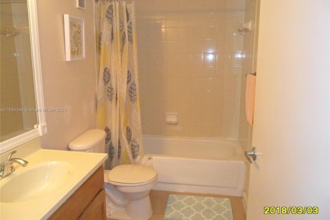 Condo in Pompano Beach, Florida, 2 bedrooms  № 1814928 - photo 12