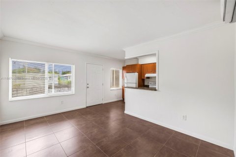 Apartamento en alquiler en Miami, Florida, 1 dormitorio, 65.96 m2 № 1933719 - foto 4