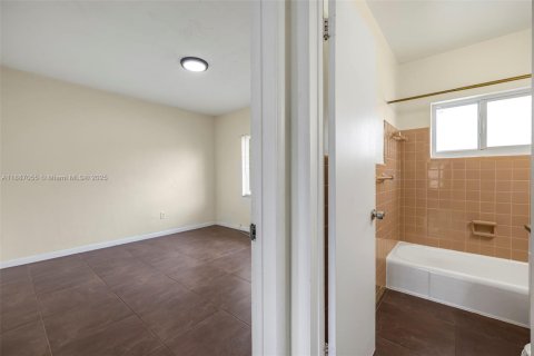 Apartamento en alquiler en Miami, Florida, 1 dormitorio, 65.96 m2 № 1933719 - foto 13